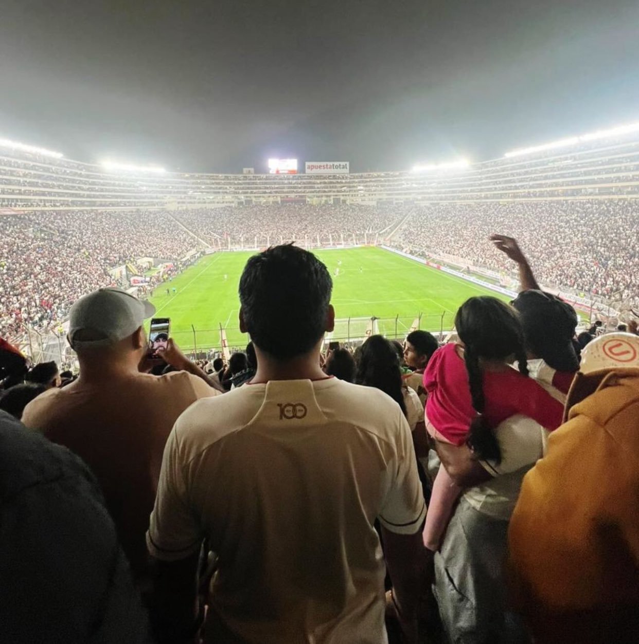 梅西亲赴巴黎圣日耳曼队,引发球迷狂热的简单介绍 梅西亲赴巴黎圣日耳曼队,引发球迷狂热的简单介绍