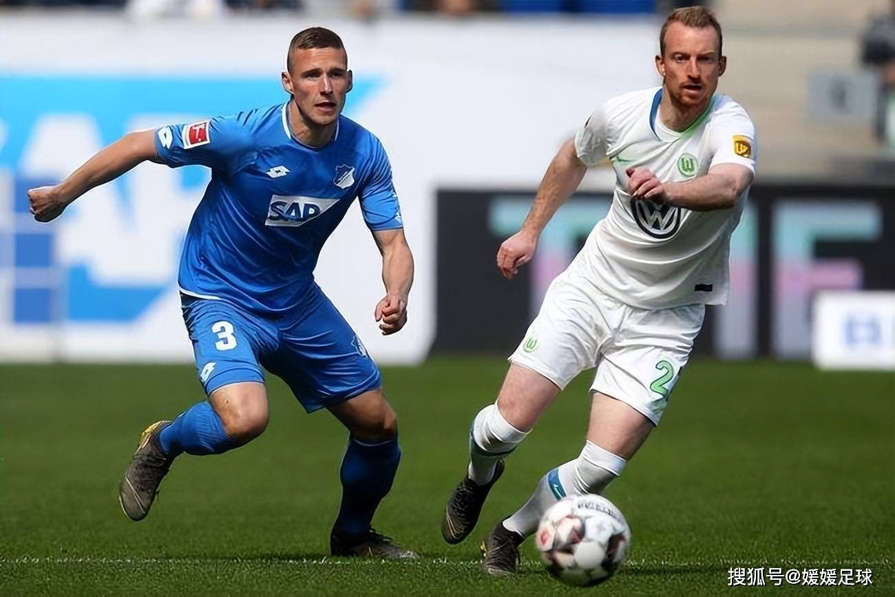 柏林赫塔队员联手拼搏,取得三分 柏林赫塔队员联手拼搏,取得三分