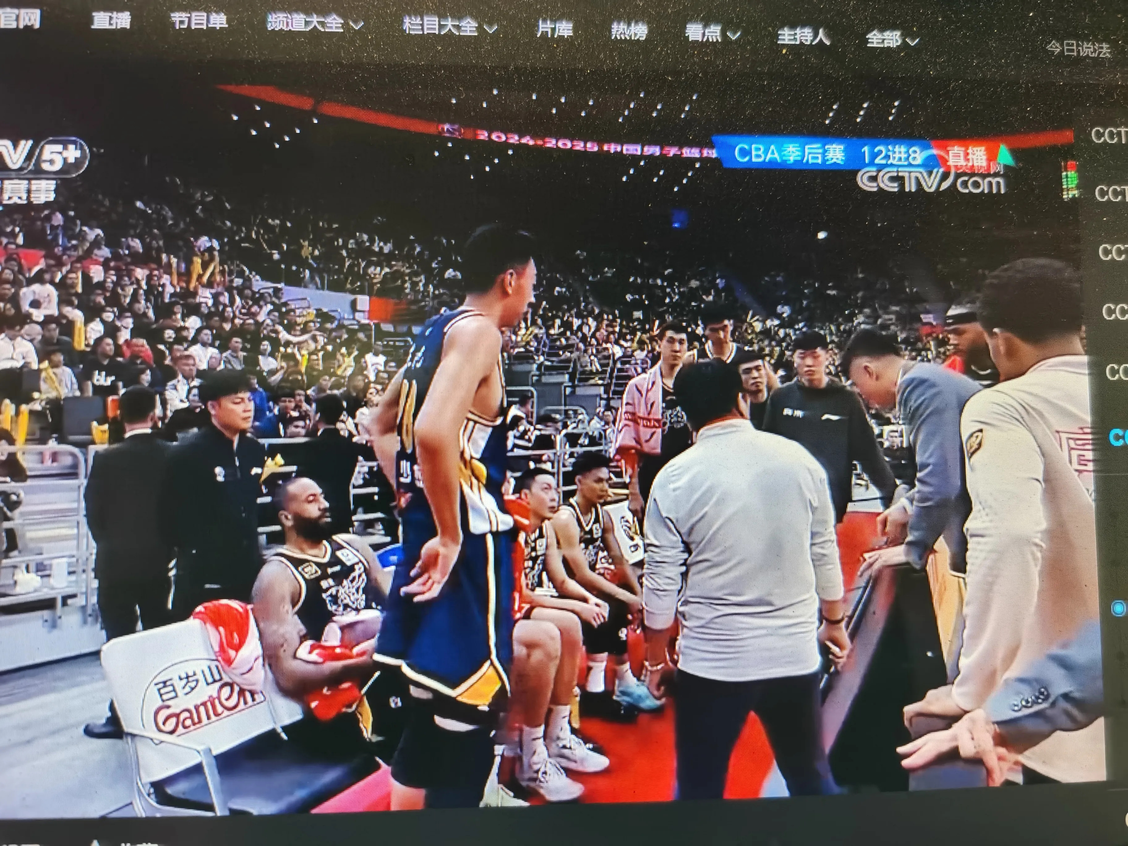 包含双雄对决!两队实力抗衡,逼平收场,球迷鼓掌的词条 包含双雄对决!两队实力抗衡,逼平收场,球迷鼓掌的词条