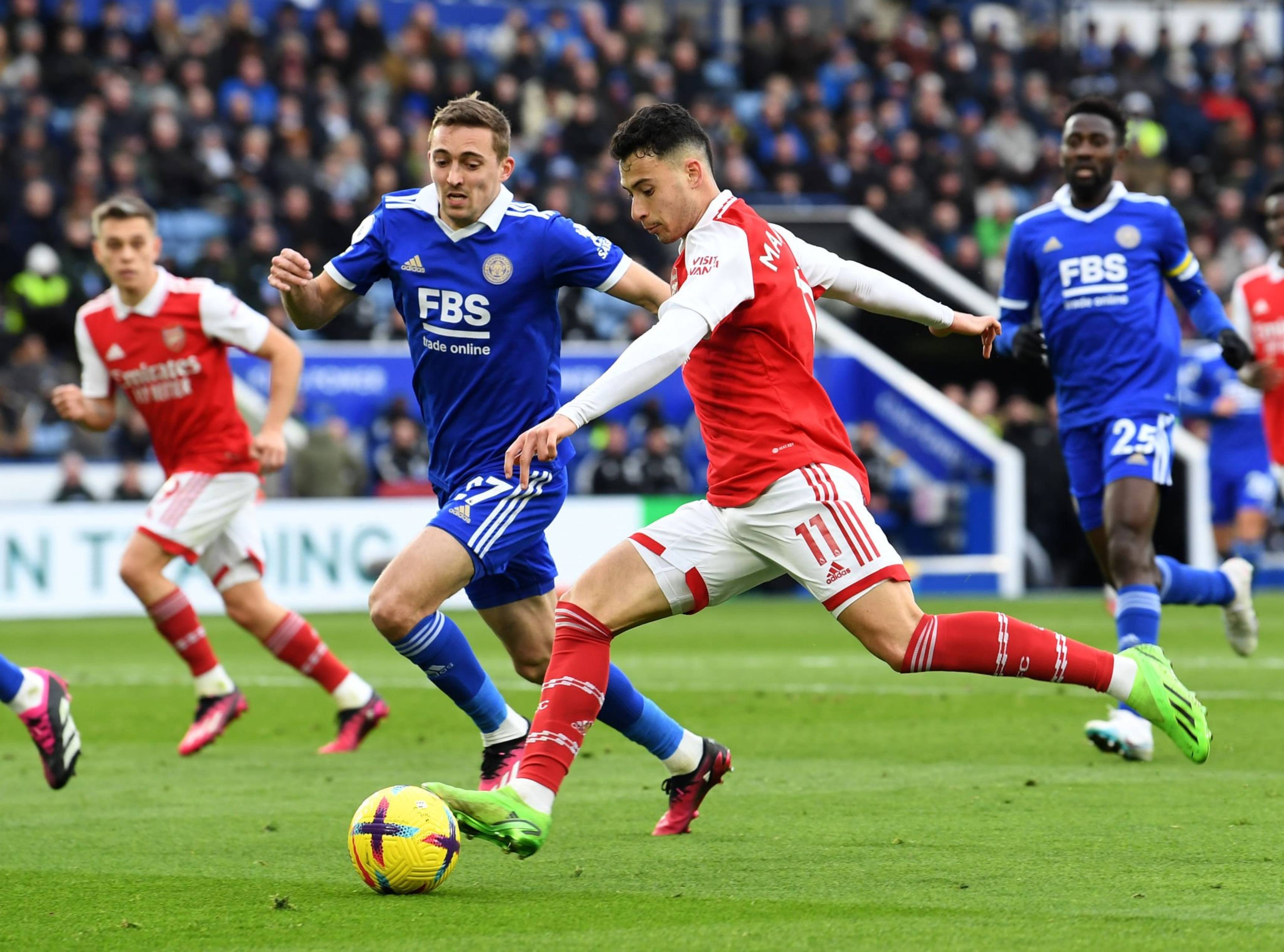 包含足球场上的精彩表演:球员们展现实力的词条 包含足球场上的精彩表演:球员们展现实力的词条