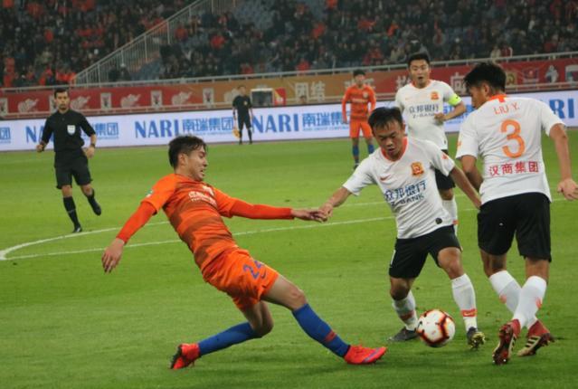 安徽队对山西队的较量引发球迷热议 安徽队对山西队的较量引发球迷热议