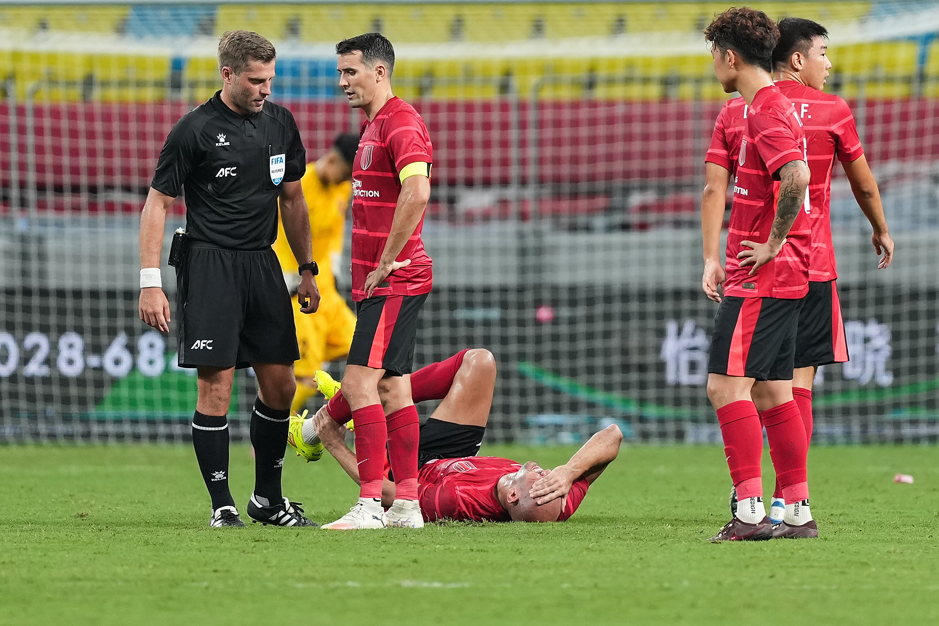 足球决赛震撼开打,巅峰对决引爆全场 足球决赛震撼开打,巅峰对决引爆全场