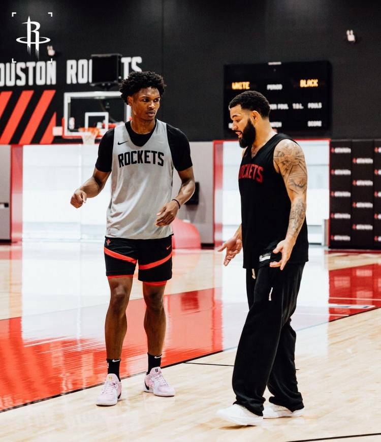 山东队力克篮网,范弗利特点燃赛场的简单介绍 山东队力克篮网,范弗利特点燃赛场的简单介绍