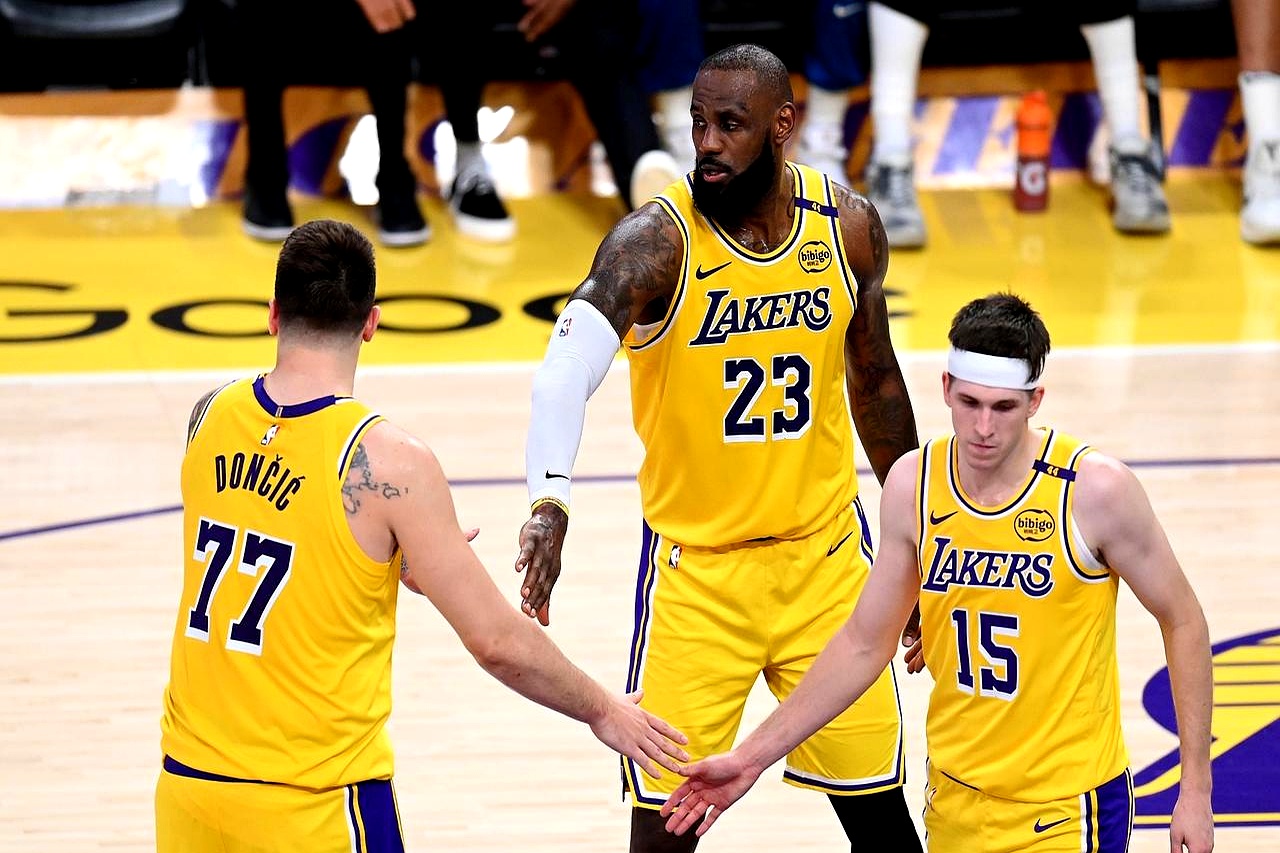 湖人完胜上海队,福克斯高光表现 湖人完胜上海队,福克斯高光表现