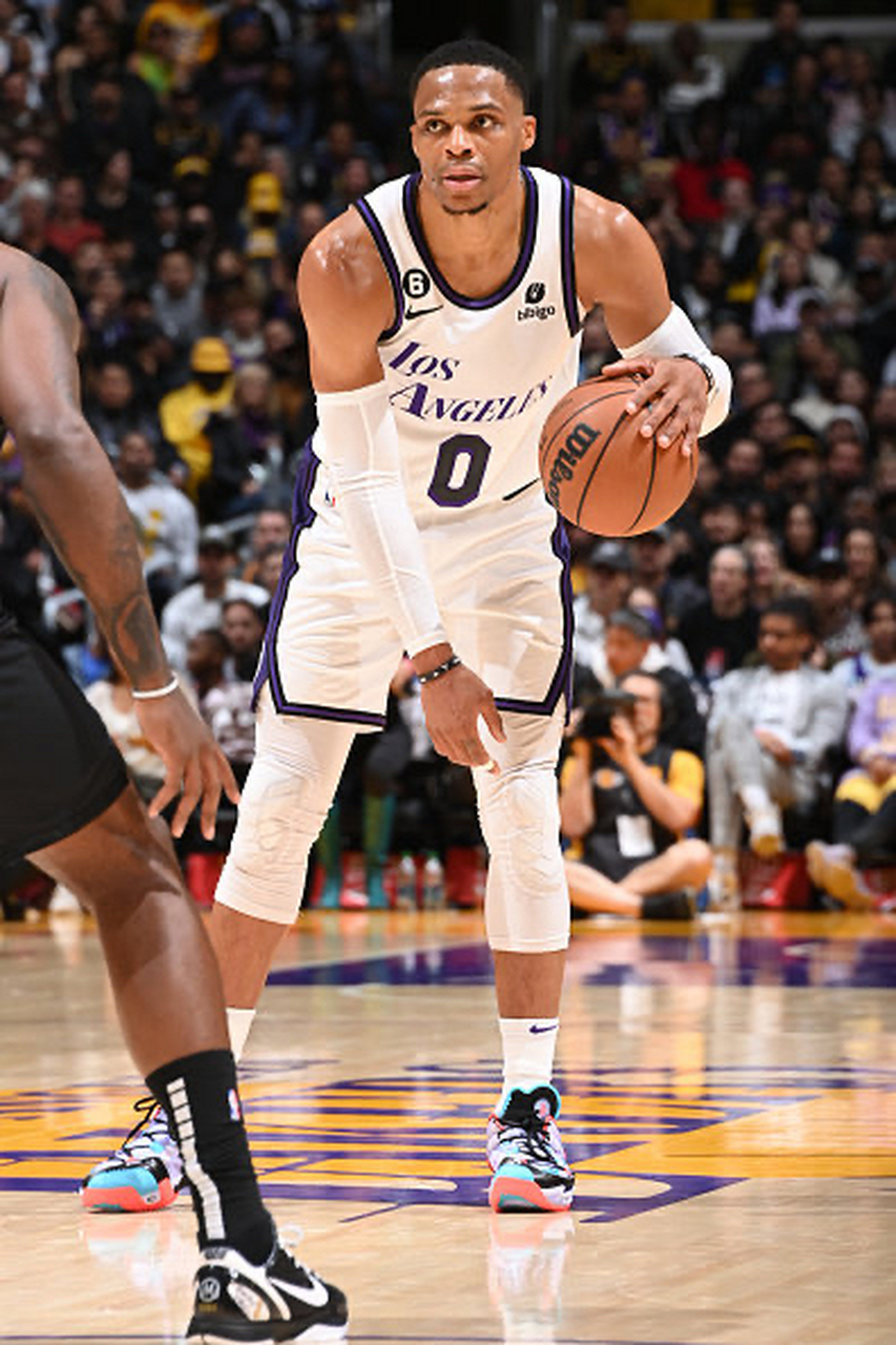 湖人完胜上海队,福克斯高光表现 湖人完胜上海队,福克斯高光表现