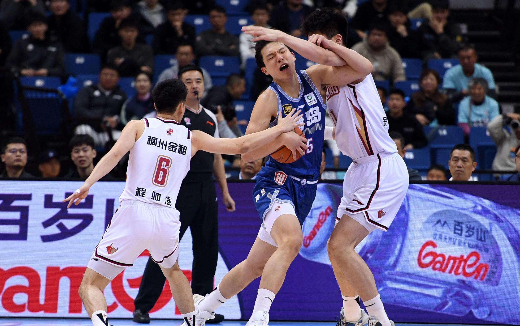 球队防守失误频出，战绩难以提升