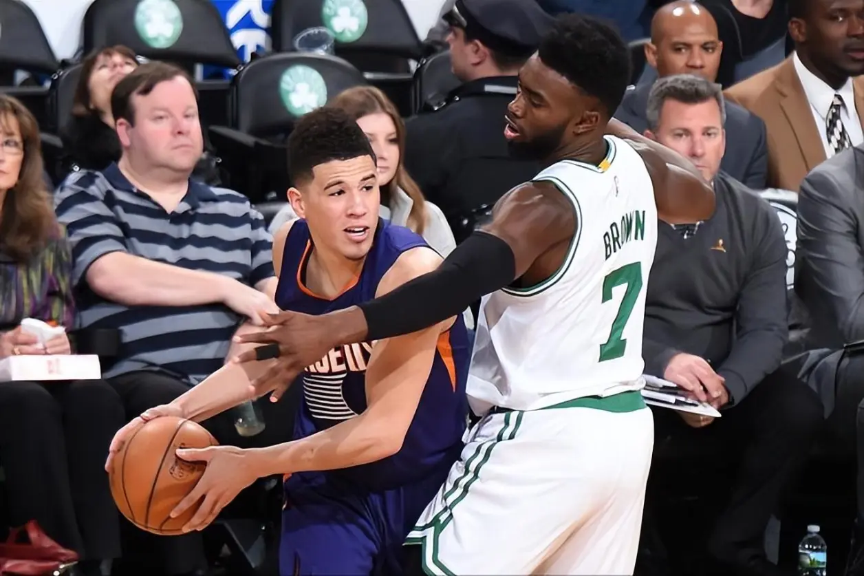 凯尔特人碾压江苏队,布克点燃赛场 凯尔特人碾压江苏队,布克点燃赛场