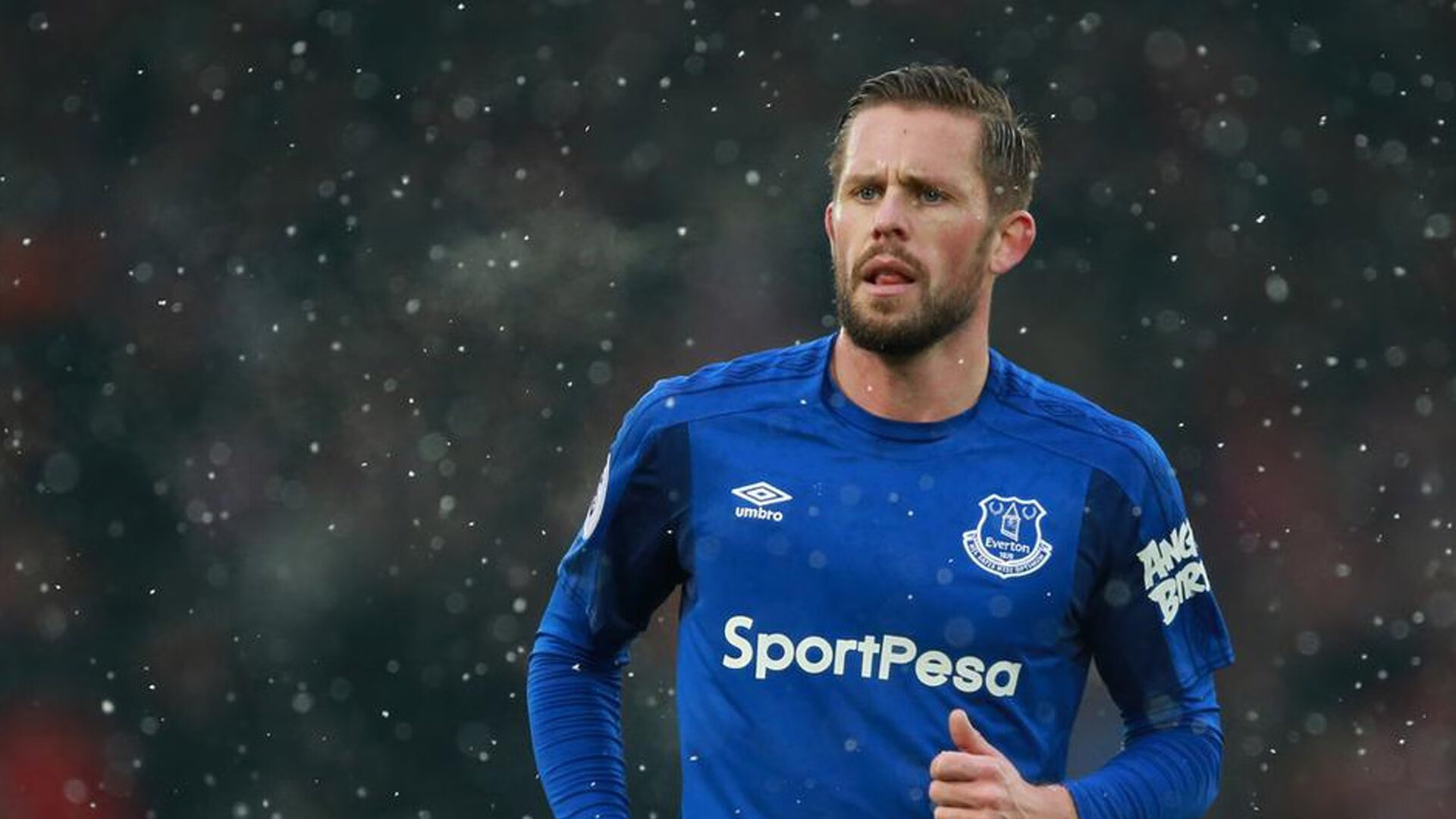 当足球先生执哨篮球场，卡塞米罗如何用黄牌与视野，主宰NBA总决赛之夜