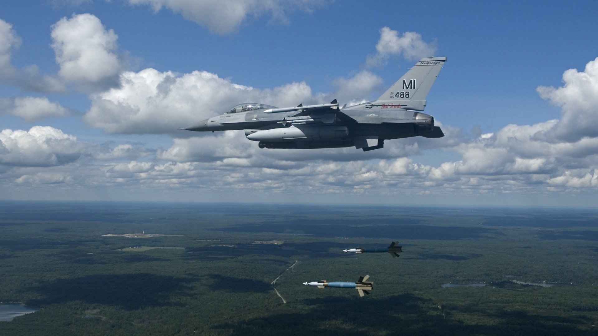 两个世界,同一道黑色闪电